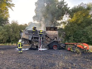 M&auml;hdrescher in Flammen 