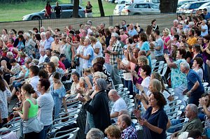 Begeisterte Zuschauerinnen und Zuschauer beim "ABBA Dream Tribute" Konzert in Bad Langensalza