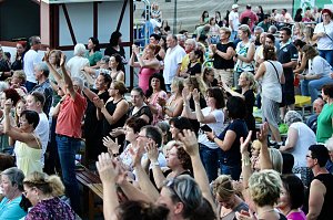 Begeisterte Zuschauerinnen und Zuschauer beim "ABBA Dream Tribute" Konzert in Bad Langensalza