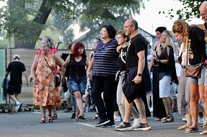 Begeisterte Zuschauerinnen und Zuschauer beim "ABBA Dream Tribute" Konzert in Bad Langensalza