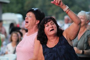 Begeisterte Zuschauerinnen und Zuschauer beim "ABBA Dream Tribute" Konzert in Bad Langensalza