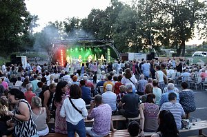 Begeisterte Zuschauerinnen und Zuschauer beim "ABBA Dream Tribute" Konzert in Bad Langensalza