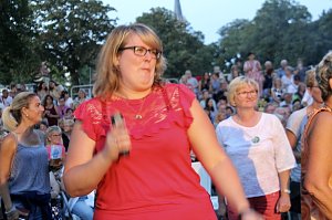 Begeisterte Zuschauerinnen und Zuschauer beim "ABBA Dream Tribute" Konzert in Bad Langensalza