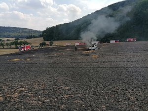 Auto setzt Stoppelfeld bei Seega in Brand 