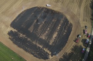 Auto setzt Stoppelfeld bei Seega in Brand 
