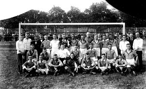 Die Spieler des Er&ouml;ffnungsspiels zwischen Wacker Nordhausen und dem VfL Halle 96