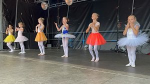 Die Eleven der Tanzschule Radeva in Aktion