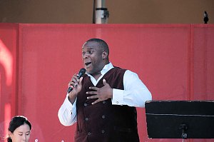 Peter Blei unterwegs auf dem Theaterfest