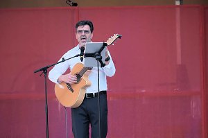 Peter Blei unterwegs auf dem Theaterfest