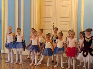 Die T&auml;nzer und T&auml;nzerinnen im Blauen Saal in Sondershausen