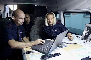 Freiwillige Feuerwehr Hachelbich bei einer Drohnensimulation in Greu&szlig;en.v.li.n.re. Wehrleiter Christian Engel,  Oberbrandmeisterin Julia Noffke-Engel, Kollegin