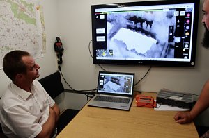 Drohnenstaffel Kyffh&auml;userkreis simuliert die Suche eines Menschen mit einer Drohne. Links im Bild B&uuml;rgermeister vom Kyffh&auml;userland Knut Hoffmann