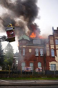 Geb&auml;ude in der Rothenburgstra&szlig;e in Flammen