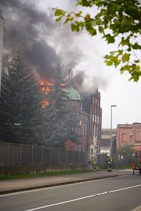 Geb&auml;ude in der Rothenburgstra&szlig;e in Flammen