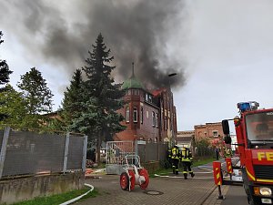 Geb&auml;ude in der Rothenburgstra&szlig;e in Flammen