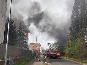 Geb&auml;ude in der Rothenburgstra&szlig;e in Flammen