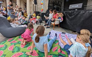 Beim Kinder- und Jugendmusikfestival in Sondershausen begeisterten die Mitarbeiterinnen der Stadtverwaltung, (li) Mareen Biedermann und Jaqueline Lange, die Kinder mit spannenden Geschichten