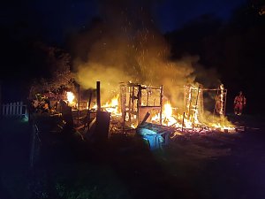 Gartenlaube stand in Flammen