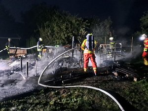 Gartenlaube stand in Flammen