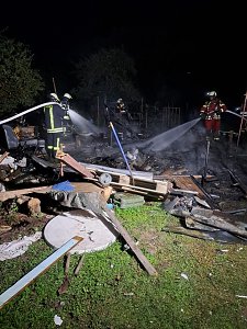 Gartenlaube stand in Flammen