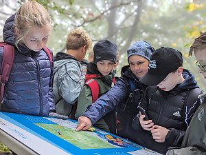 Der Frauenberg-Trai (Sondershausen) ist ein Familienerlebniswanderweg mit sieben verschiedene Erlebnisstationen
