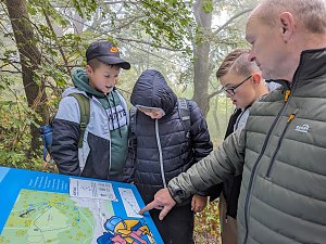 Der Frauenberg-Trai (Sondershausen) ist ein Familienerlebniswanderweg mit sieben verschiedene Erlebnisstationen