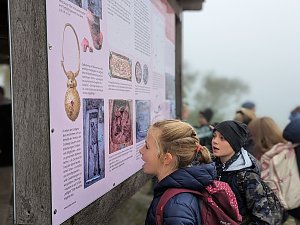 Der Frauenberg-Trai (Sondershausen) ist ein Familienerlebniswanderweg mit sieben verschiedene Erlebnisstationen