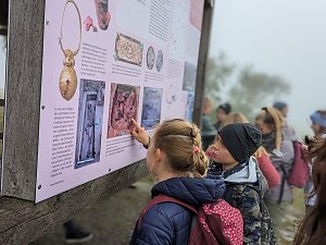 Der Frauenberg-Trai (Sondershausen) ist ein Familienerlebniswanderweg mit sieben verschiedene Erlebnisstationen