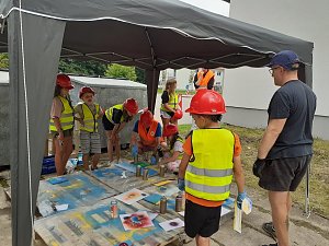 Projektteilnehner mit ihren Entw&uuml;rfen vor den einger&uuml;steten Silos