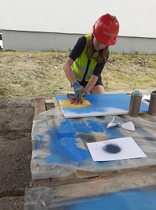 Projektteilnehner mit ihren Entw&uuml;rfen vor den einger&uuml;steten Silos