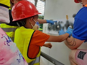 Projektteilnehner mit ihren Entw&uuml;rfen vor den einger&uuml;steten Silos