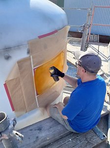 Projektteilnehner mit ihren Entw&uuml;rfen vor den einger&uuml;steten Silos