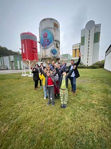 Projektteilnehner mit ihren Entw&uuml;rfen vor den einger&uuml;steten Silos