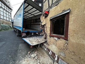 Unfall mit geparktem LKW
