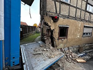 Unfall mit geparktem LKW