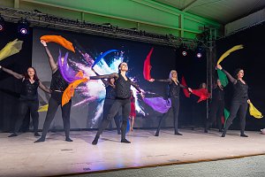 Volle Festhalle in Sundhausen beim Auftritt der jungen T&auml;nzerinnen und T&auml;nzer von More Esprit