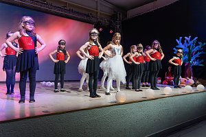 Volle Festhalle in Sundhausen beim Auftritt der jungen T&auml;nzerinnen und T&auml;nzer von More Esprit