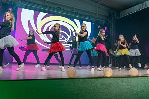 Volle Festhalle in Sundhausen beim Auftritt der jungen T&auml;nzerinnen und T&auml;nzer von More Esprit