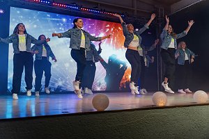 Volle Festhalle in Sundhausen beim Auftritt der jungen T&auml;nzerinnen und T&auml;nzer von More Esprit