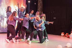 Volle Festhalle in Sundhausen beim Auftritt der jungen T&auml;nzerinnen und T&auml;nzer von More Esprit