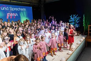 Volle Festhalle in Sundhausen beim Auftritt der jungen T&auml;nzerinnen und T&auml;nzer von More Esprit