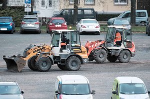 L&ouml;cher stopfen auf dem August-Bebel-Platz