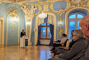 Vernissage zur Sonderausstellung "Deine Anne" im Sondersh&auml;user Schloss; B&uuml;rgermeister Steffen Grimm (Foto rechts)