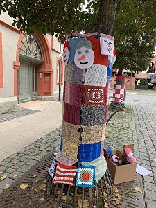 Kunstvolle Wollkreationen schm&uuml;cken die B&auml;ume der Bad Langensalzaer Altstadt