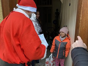 Verteilung der Geschenke aus der Wunschbaumaktion