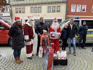 Verteilung der Geschenke aus der Wunschbaumaktion