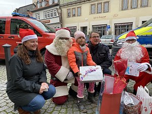 Verteilung der Geschenke aus der Wunschbaumaktion