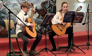 Anton Cieslak und Juliane M&uuml;ller mit ihren Gitarren