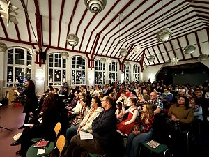 Mittendrin, nicht nur dabei - Dr. Irina Gemsa dirigiert den Chor