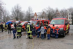 Das Friedenslicht aus Bethlehem wurde heute auf dem August-Bebel-Platz verteilt